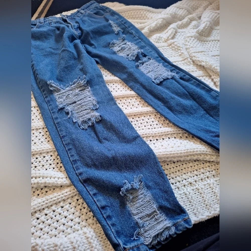 Amara Women's Blue Ankle Jeans Distressed NWOT!
